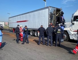 Chofer de tráiler atropella a ciclista y al detenerlo le encuentran en caja a 168 migrantes en Huehuetoca