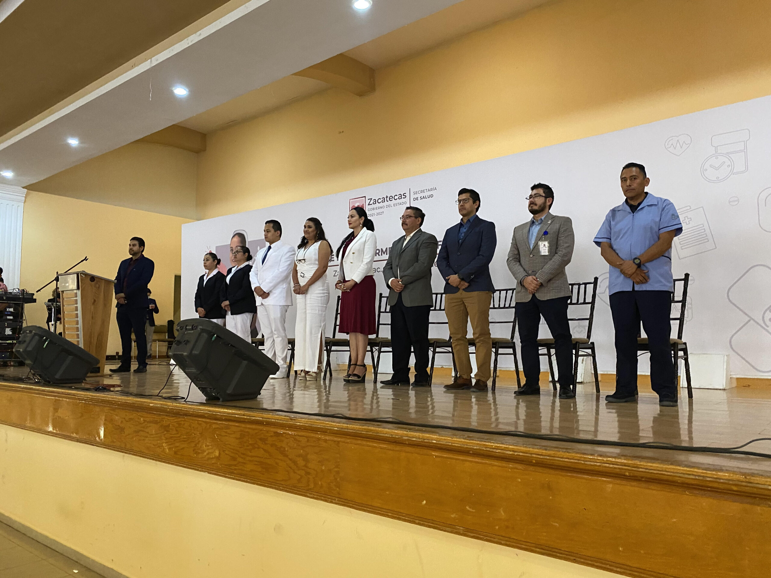 Reconocen el noble, pero extenuante labor de enfermeras y enfermeros