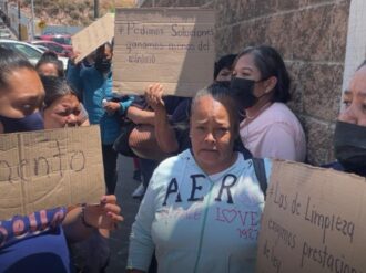 Exigen aumento salarial trabajadoras de limpieza del ISSSTE