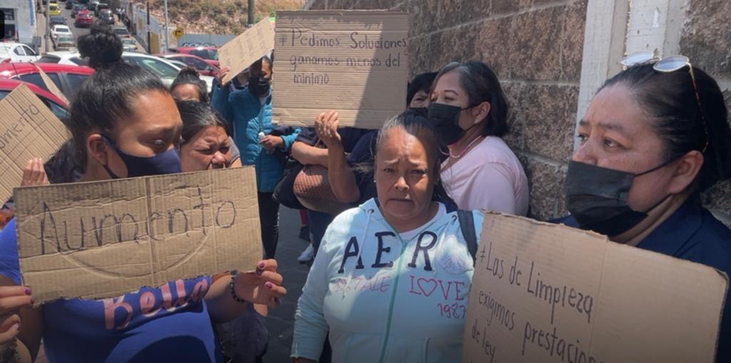 Exigen aumento salarial trabajadoras de limpieza del ISSSTE