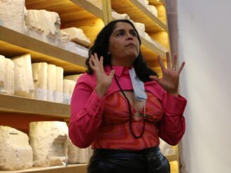 Citlali Córdova imparte charla sobre el coleccionismo como una forma de creación artística