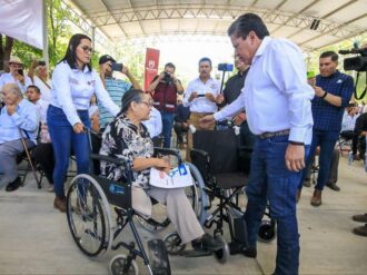 Gobernador David Monreal Ávila hace entrega de aparatos funcionales y anuncia inicio de registro para la Pensión de las Personas con Discapacidad