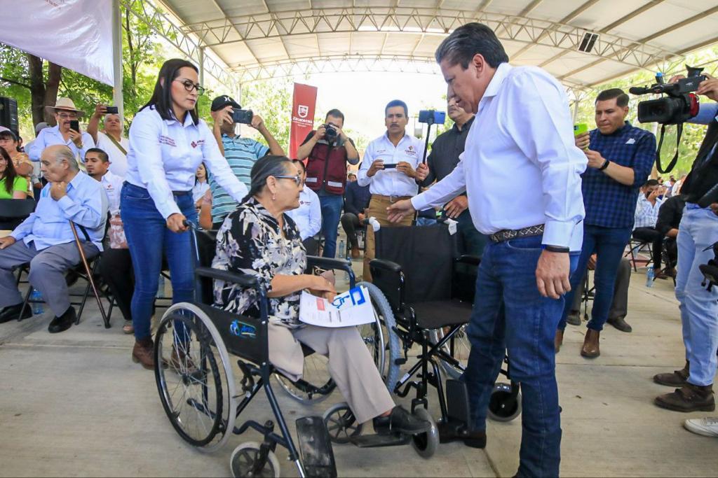 Gobernador David Monreal Ávila hace entrega de aparatos funcionales y anuncia inicio de registro para la Pensión de las Personas con Discapacidad
