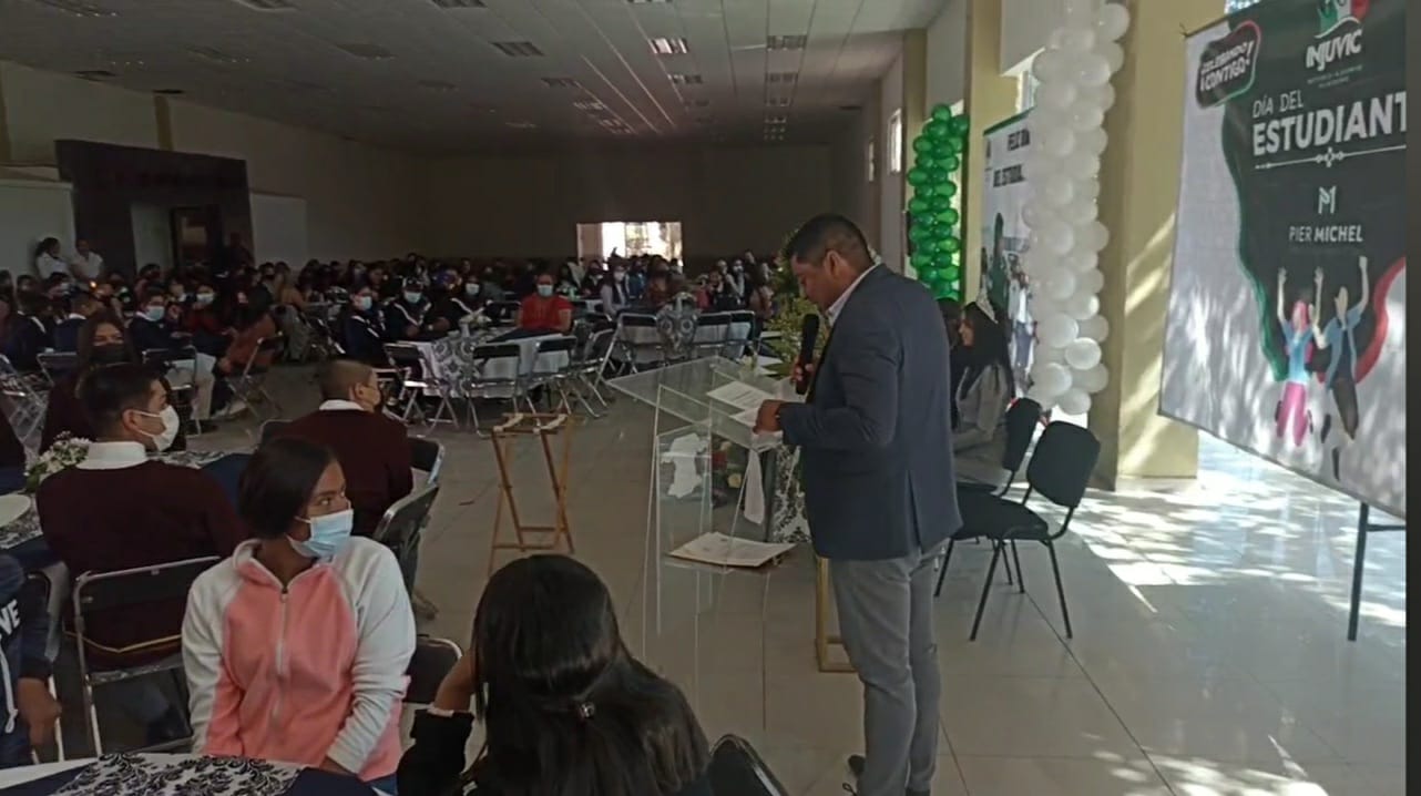 Llama Pier Michel Ríos a estudiantes a no desistir de sus sueños