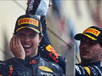 Gobierno de México felicita a Checo Pérez; lo tunden en redes por pifia y chapuzón con Calderón
