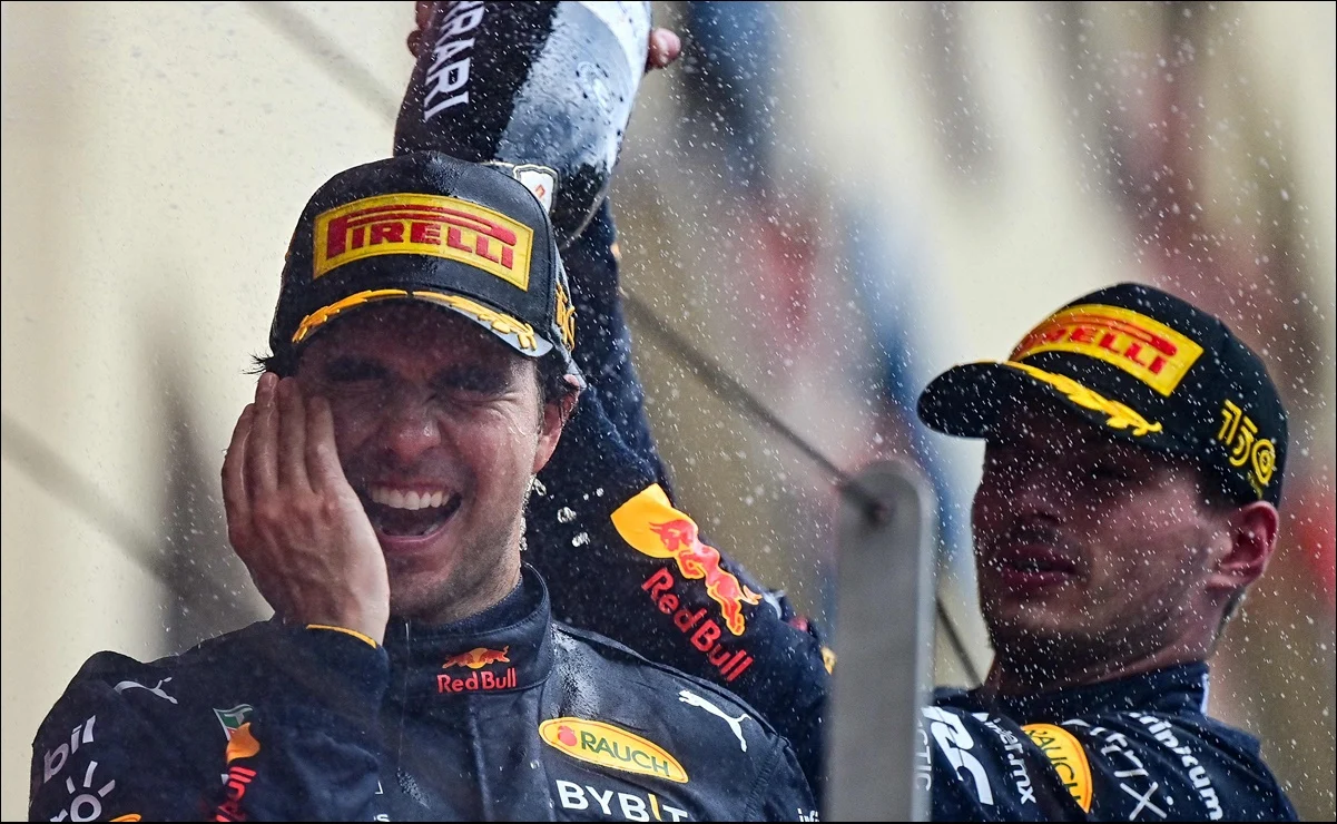 Gobierno de México felicita a Checo Pérez; lo tunden en redes por pifia y chapuzón con Calderón