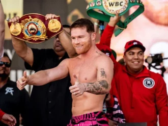Tras derrota, captan a Canelo Álvarez echándose un palomazo en Las Vegas