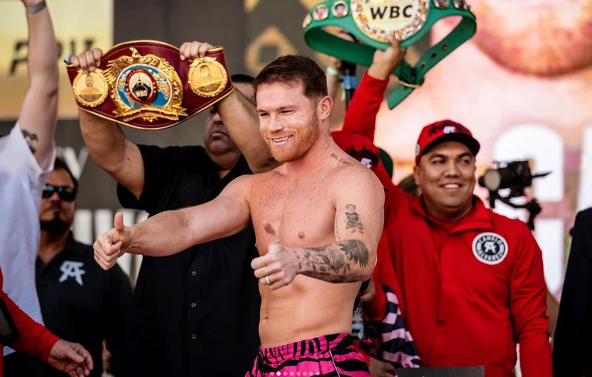 Tras derrota, captan a Canelo Álvarez echándose un palomazo en Las Vegas