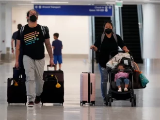 Unión Europea dejará de exigir el uso de cubrebocas en vuelos y aeropuertos