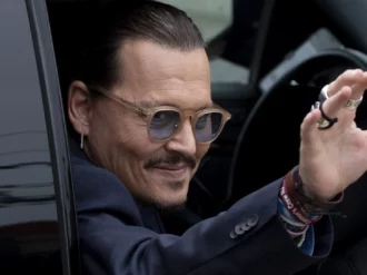 Johnny Depp reaparece en la vida pública como invitado sorpresa en el concierto de Jeff Beck