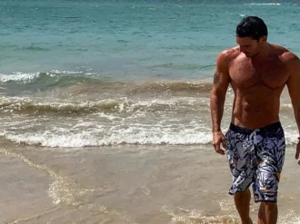 Julián Gil habla del cáncer de piel que padeció por exponerse al sol