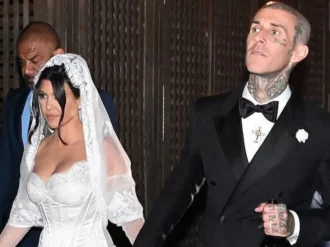 Kourtney Kardashian y otras famosas que se casaron con vestidos nada tradicionales