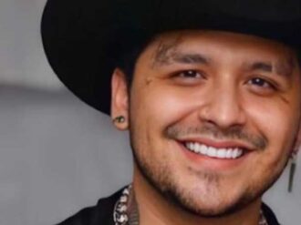Christian Nodal sufre accidente en el escenario