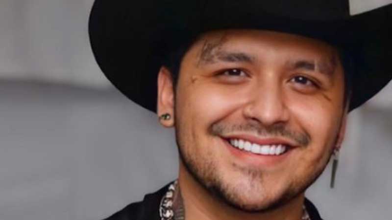 Christian Nodal sufre accidente en el escenario