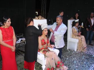 Coronan a Mara Patricia como reina de San Antonio del Ciprés
