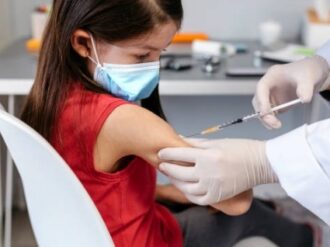 Celebran madres de familia la vacuna a niñas y niños