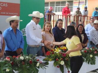 Entregan becas contra la deserción escolar