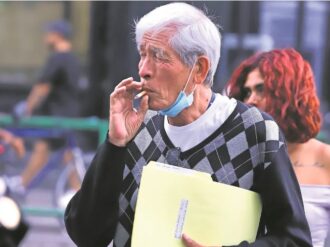 Busca AMLO prohibir fumar en playas, estadios y parques