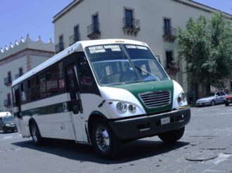 Opera el transporte público a 50% de su capacidad