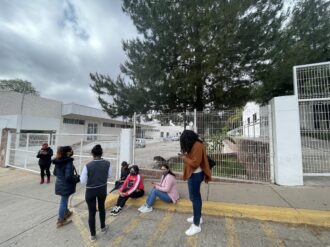 Salen más maestros sin pago; les deben 13 quincenas