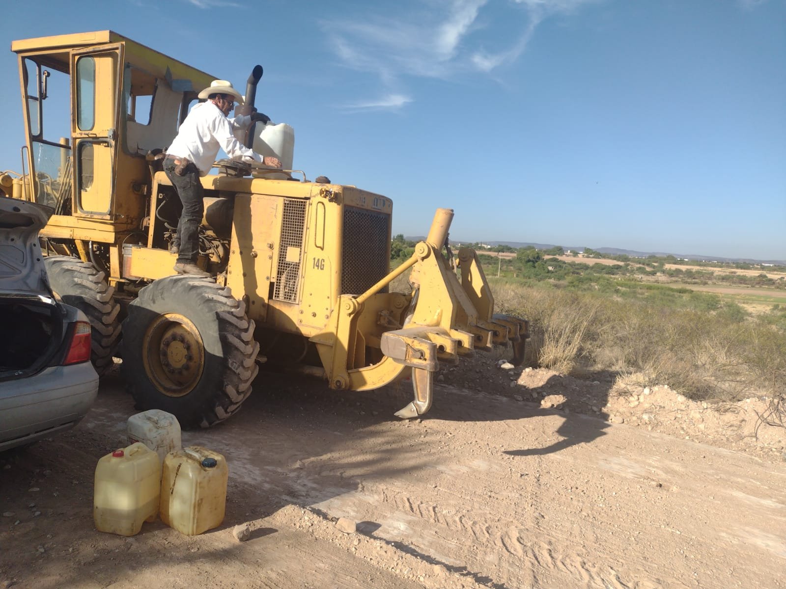 Rehabilitan camino saca cosechas