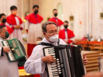 Canta el obispo Las Mañanitas a los papás en su día