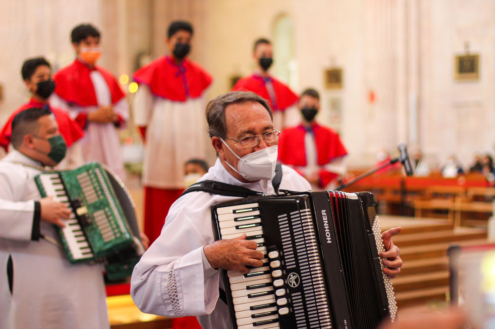 Canta el obispo Las Mañanitas a los papás en su día