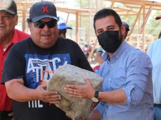 Inicia Pinos construcción de baños en campo de béisbol