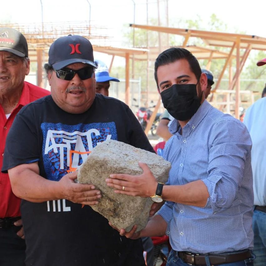 Inicia Pinos construcción de baños en campo de béisbol