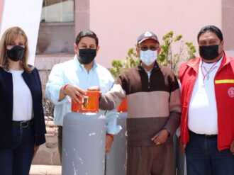 Entrega la capital apoyos alimenticios, visuales y educativos