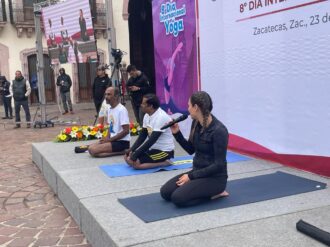 Inyectan equilibrio a la población con macroclase de yoga