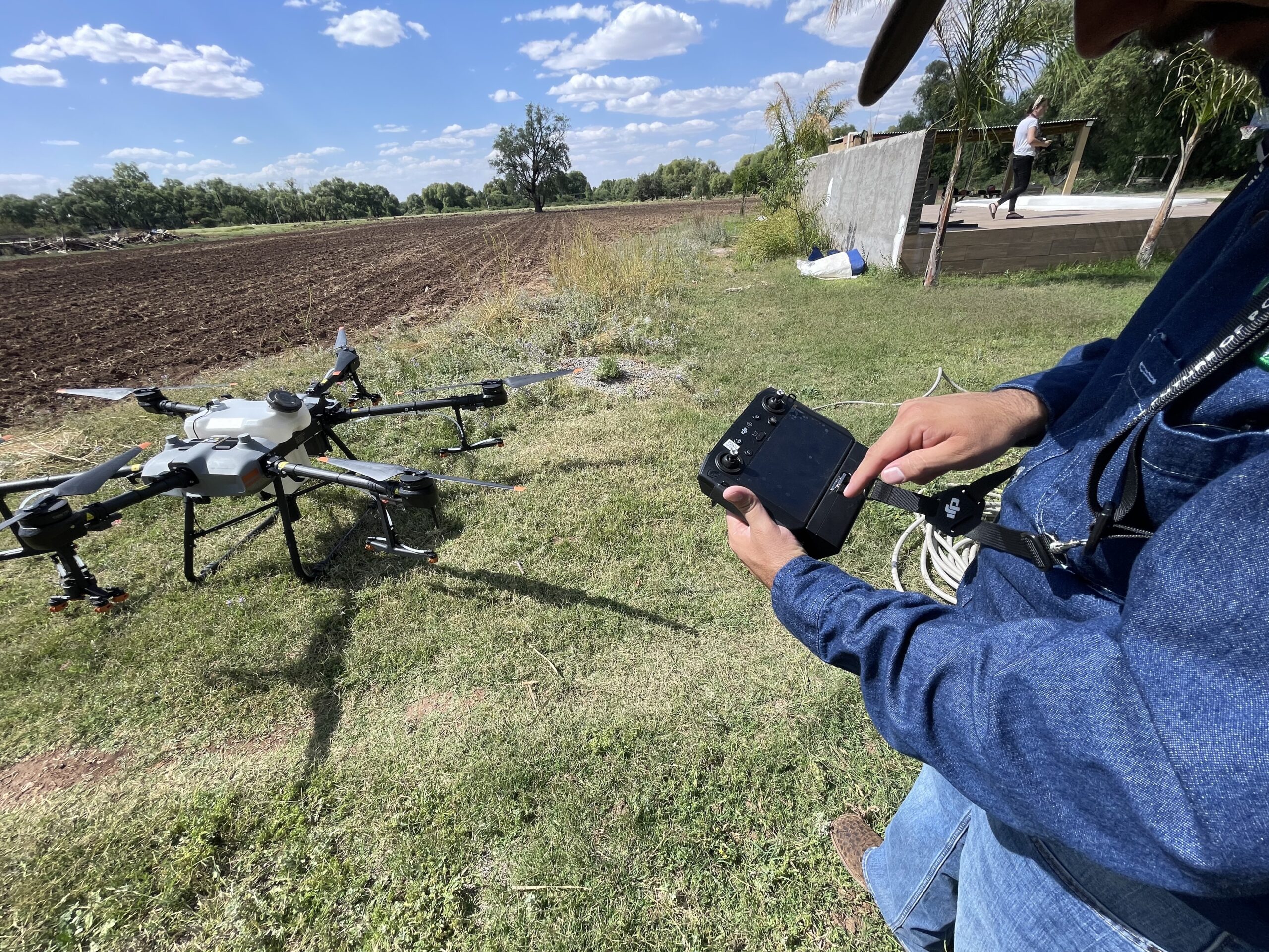 Zacatecano tecnifica el campo de Aguascalientes, ante negativa en su terruño