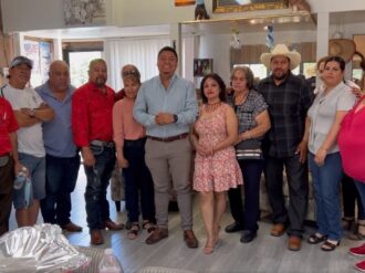 Se reúne alcalde de Villa de Cos con migrantes