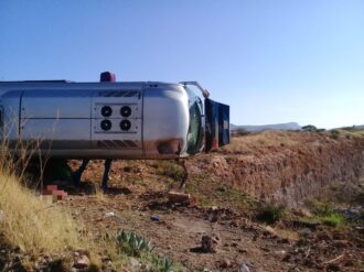 Mueren cinco personas en volcadura de camión