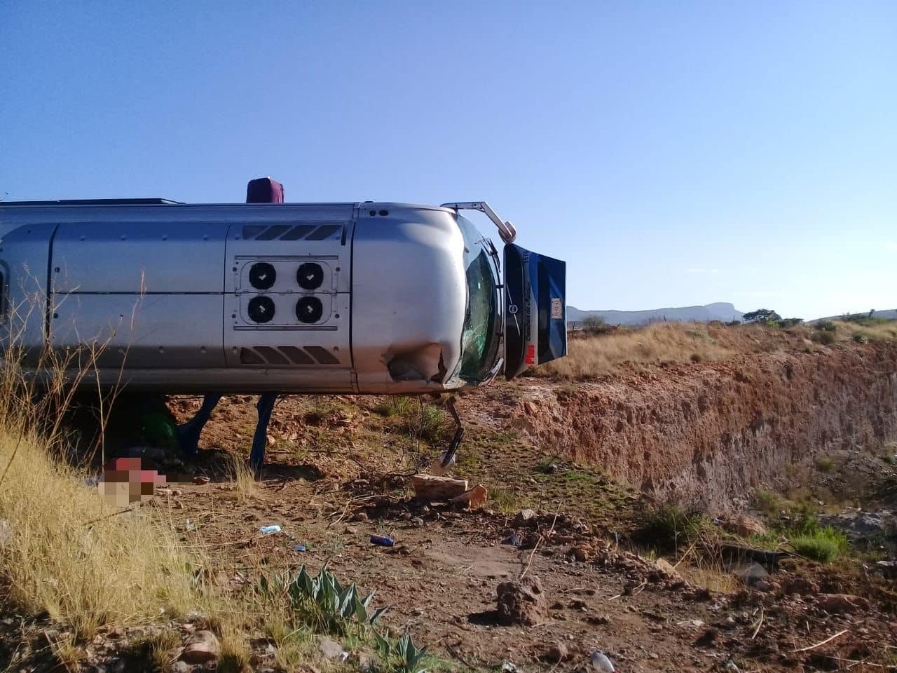 Mueren cinco personas en volcadura de camión