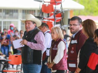 Gobernador David Monreal hace entrega de uniformes, útiles escolares, material de limpieza y mobiliario a escuela de Jiménez del Teul