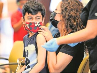 Prevén autorizar en EU vacuna Pfizer contra Covid-19 para menores de 5 años