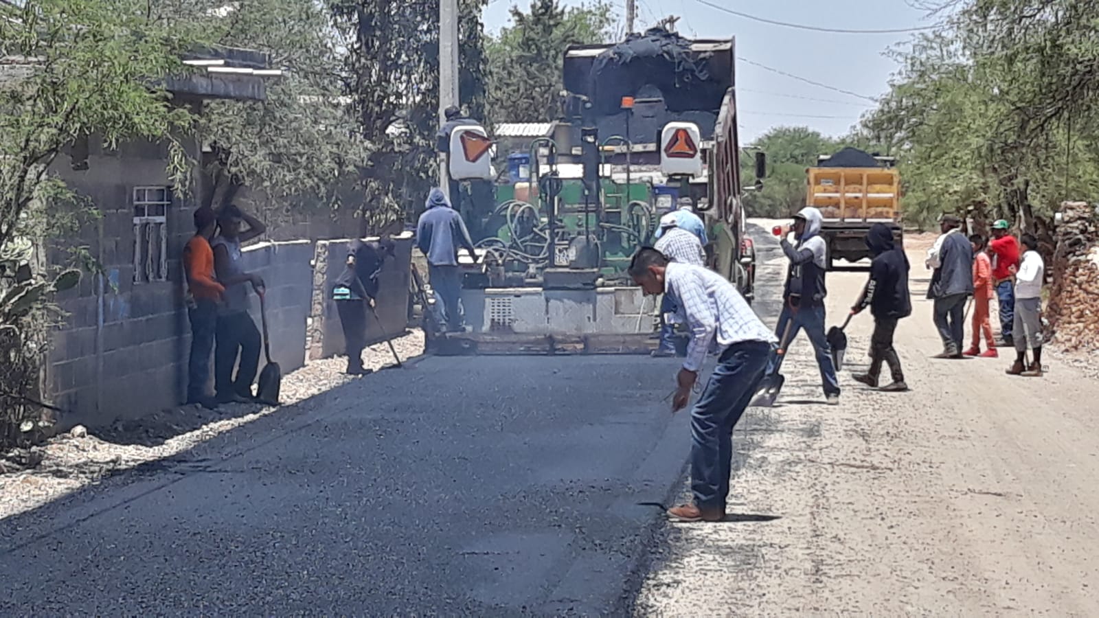 Pavimentan calle en Los Pozos, Pánuco