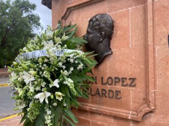 A versos, rinden ofrenda a López Velarde