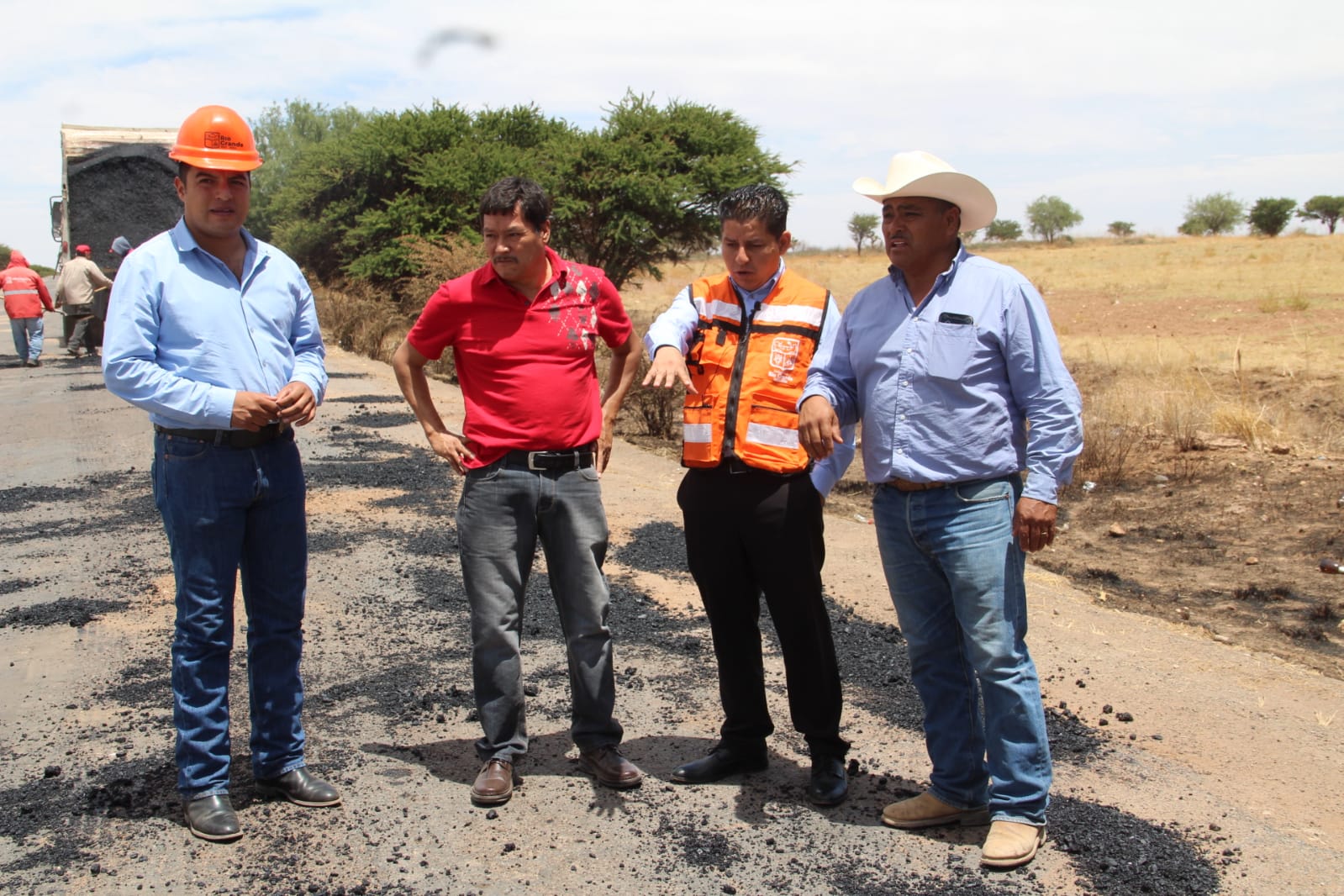 Rehabilitan carretera de Río Grande a González Ortega 