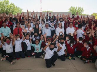 Gobernador David Monreal Ávila entrega uniformes escolares a estudiantes
