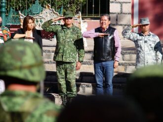 Gobernador David Monreal encabeza honores a la Bandera en Jiménez del Teul