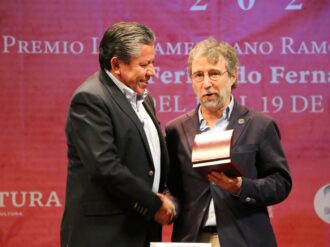 Se realiza la entrega del Premio Iberoamericano “Ramón López Velarde” 2022 al poeta Fernando Fernández