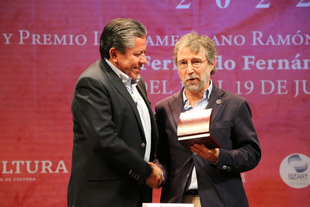 Se realiza la entrega del Premio Iberoamericano “Ramón López Velarde” 2022 al poeta Fernando Fernández