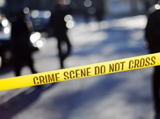 Perrito encuentra cráneo humano durante caminata en EU; hallan más de 300 cuerpos en la zona