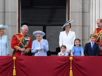 Aclaman a la reina Isabel II al comenzar su «Jubileo de Platino»