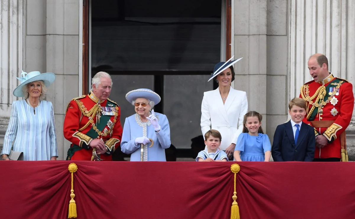 Aclaman a la reina Isabel II al comenzar su «Jubileo de Platino»