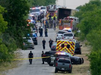 Mueren 2 migrantes más tras tragedia de tráiler hallado en Texas