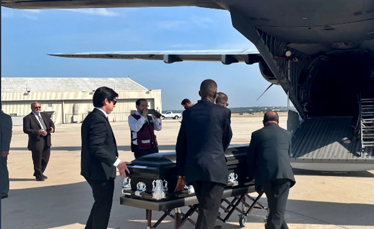 SRE inicia repatriación de migrantes mexicanos fallecidos dentro de tráiler en Texas