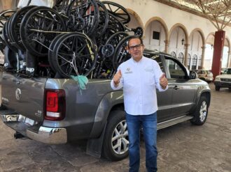 Entrega Omar Téllez apoyos a escuelas de comunidades de Pinos